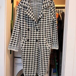 Stylish Black and White Houndstooth Women's Sweater Coat M